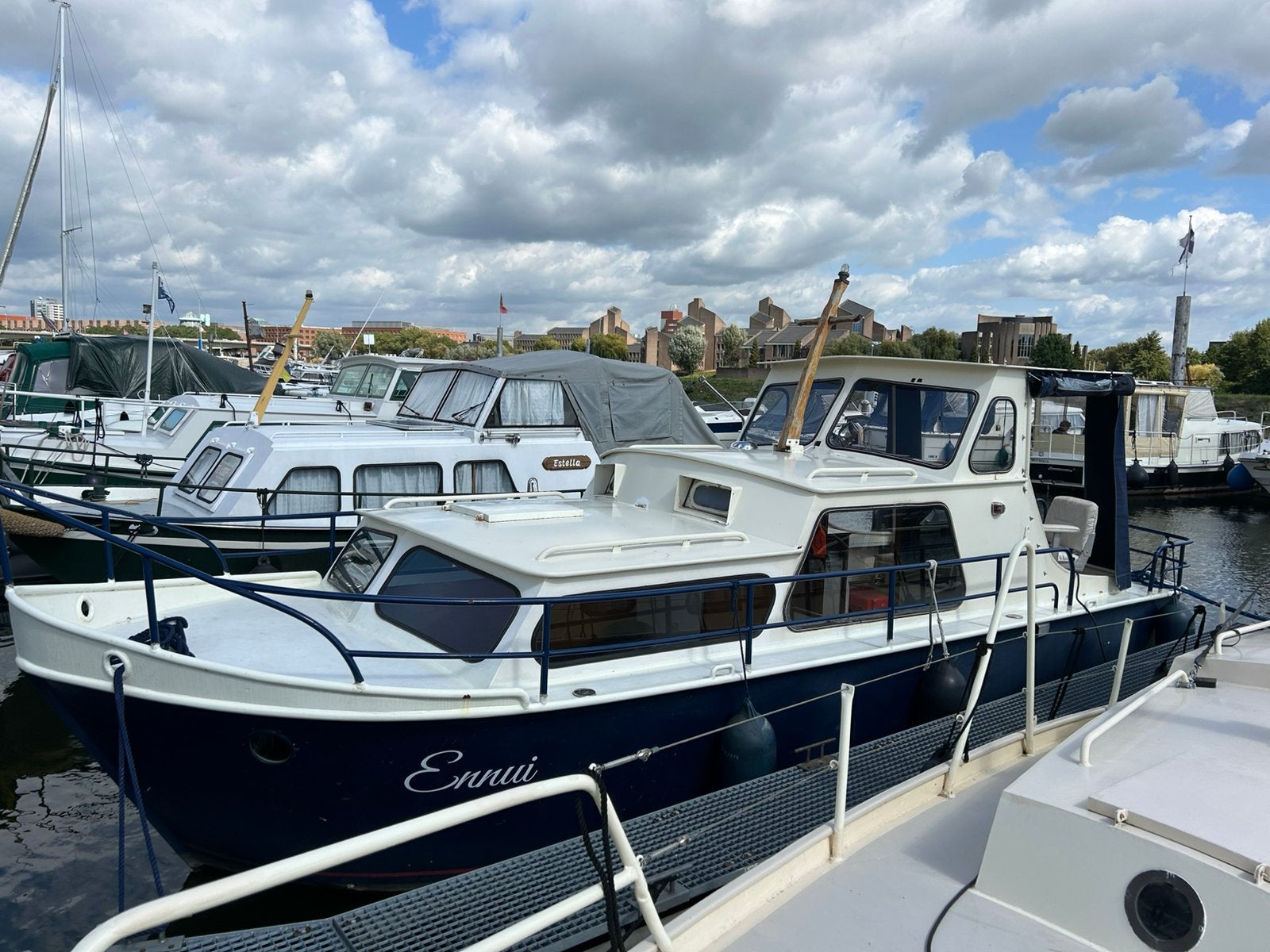 Bateau à moteur étonnamment spacieux | 7,5x2,5 m | Mercedes, Sports nautiques & Bateaux, 3 m, 45 ch, Diesel, Bateau à cabine