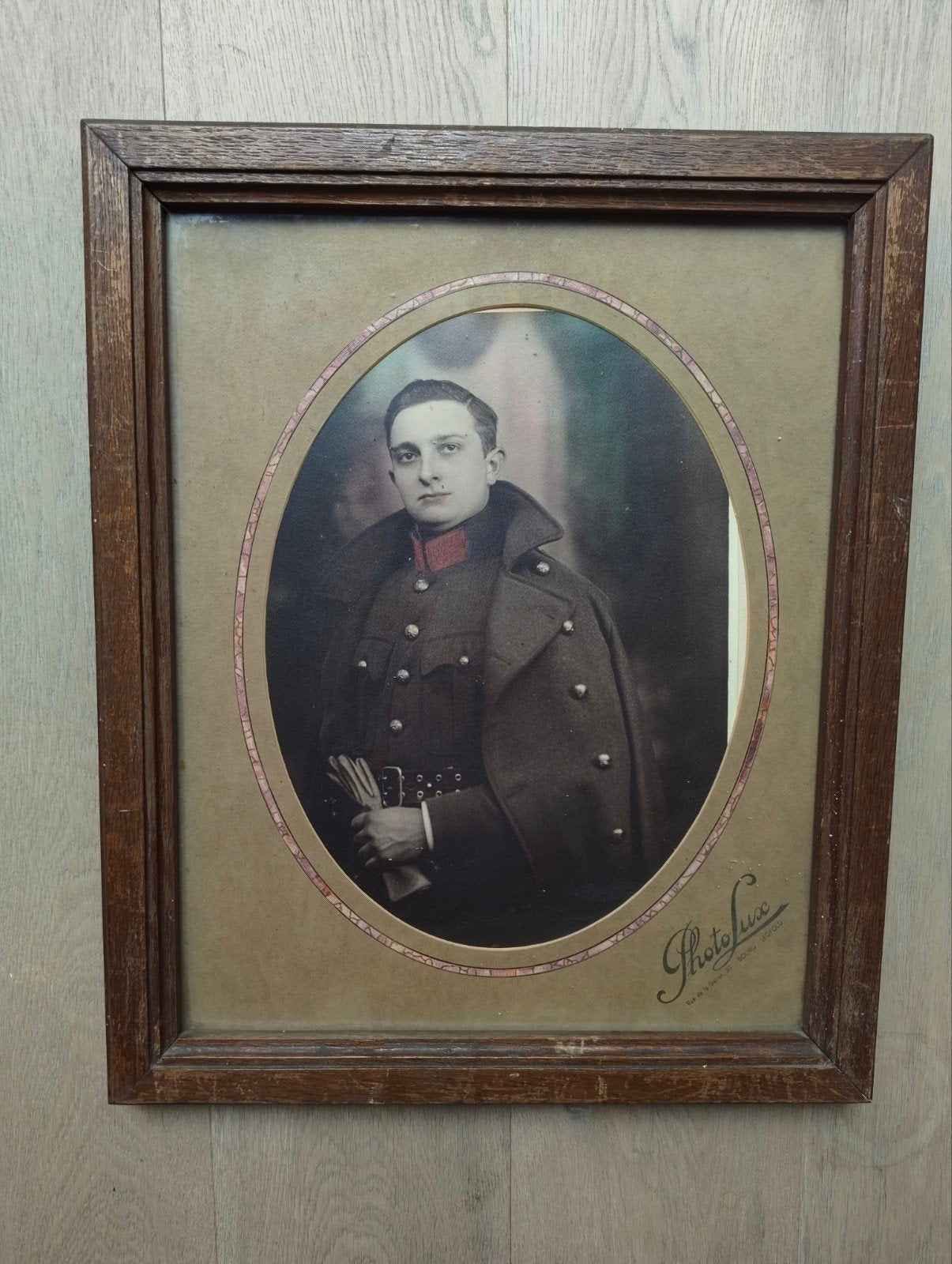 Antieke kader met foto van jongeman in soldaten uniform, Verzamelen, Foto's en Prenten, Ophalen, Gebruikt, Foto, Voor 1940