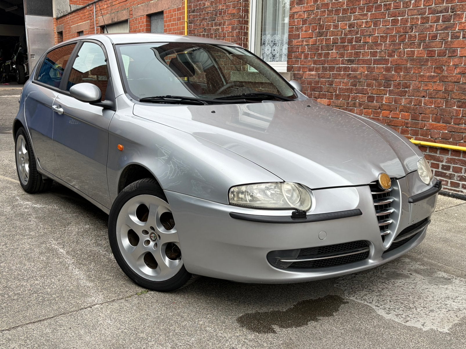Alfa romeo 147 1.6 twin spark, Autos, Cuir, Argent ou Gris, Achat, Air conditionné