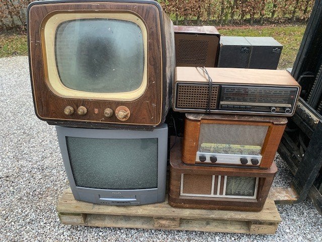 verzameling van oude radio's en tv, Ophalen