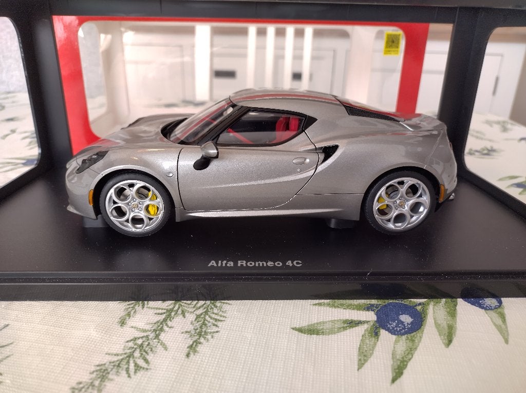 Alfa Roméo 4C. Autoart 1/18, Hobby & Loisirs créatifs, Enlèvement ou Envoi, Comme neuf, Voiture, Autoart