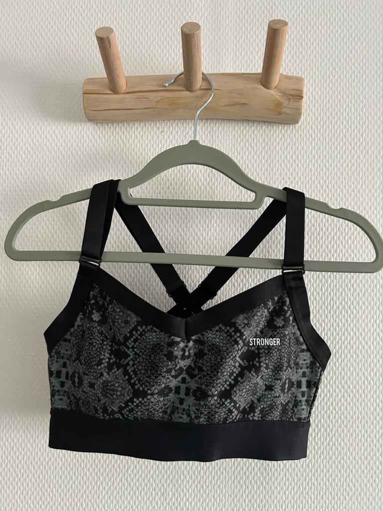 Zwarte print sportbeha Stronger maat S, Kleding | Dames, Sportkleding, Ophalen of Verzenden, Maat 36 (S), Zwart, Fitness of Aerobics