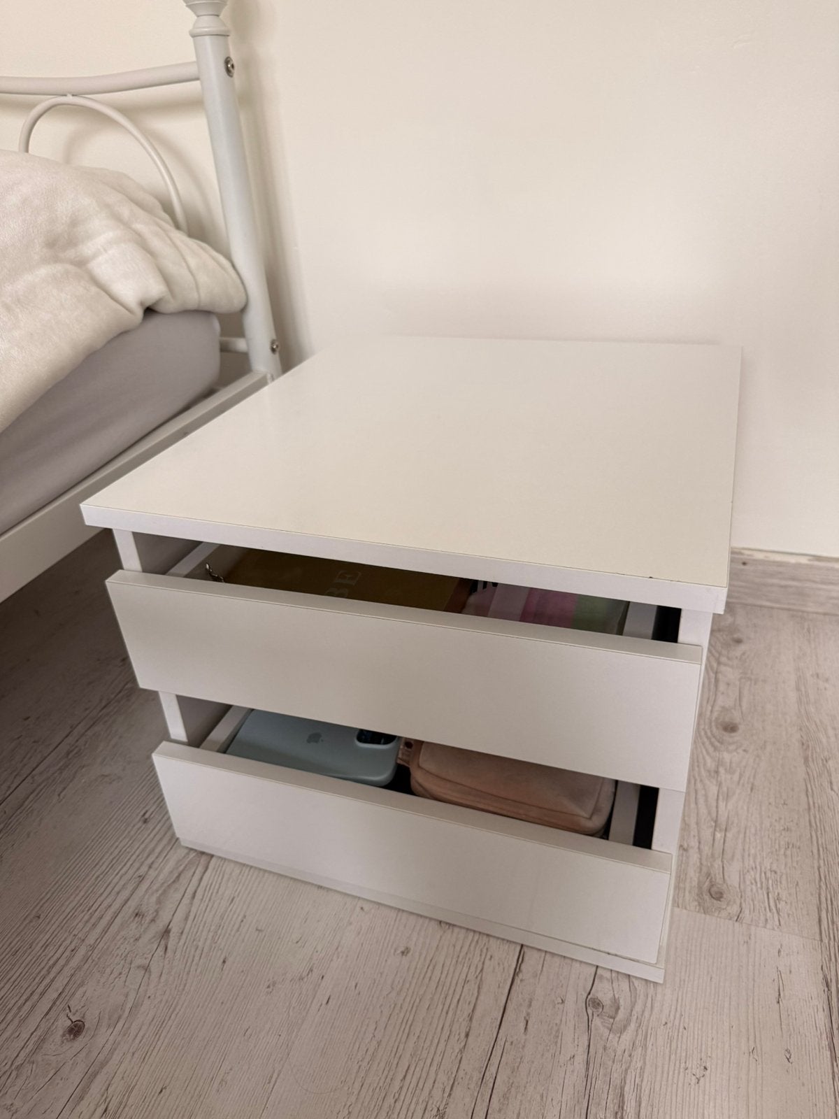 Table de chevet blanc, Maison & Meubles, Enlèvement, Comme neuf