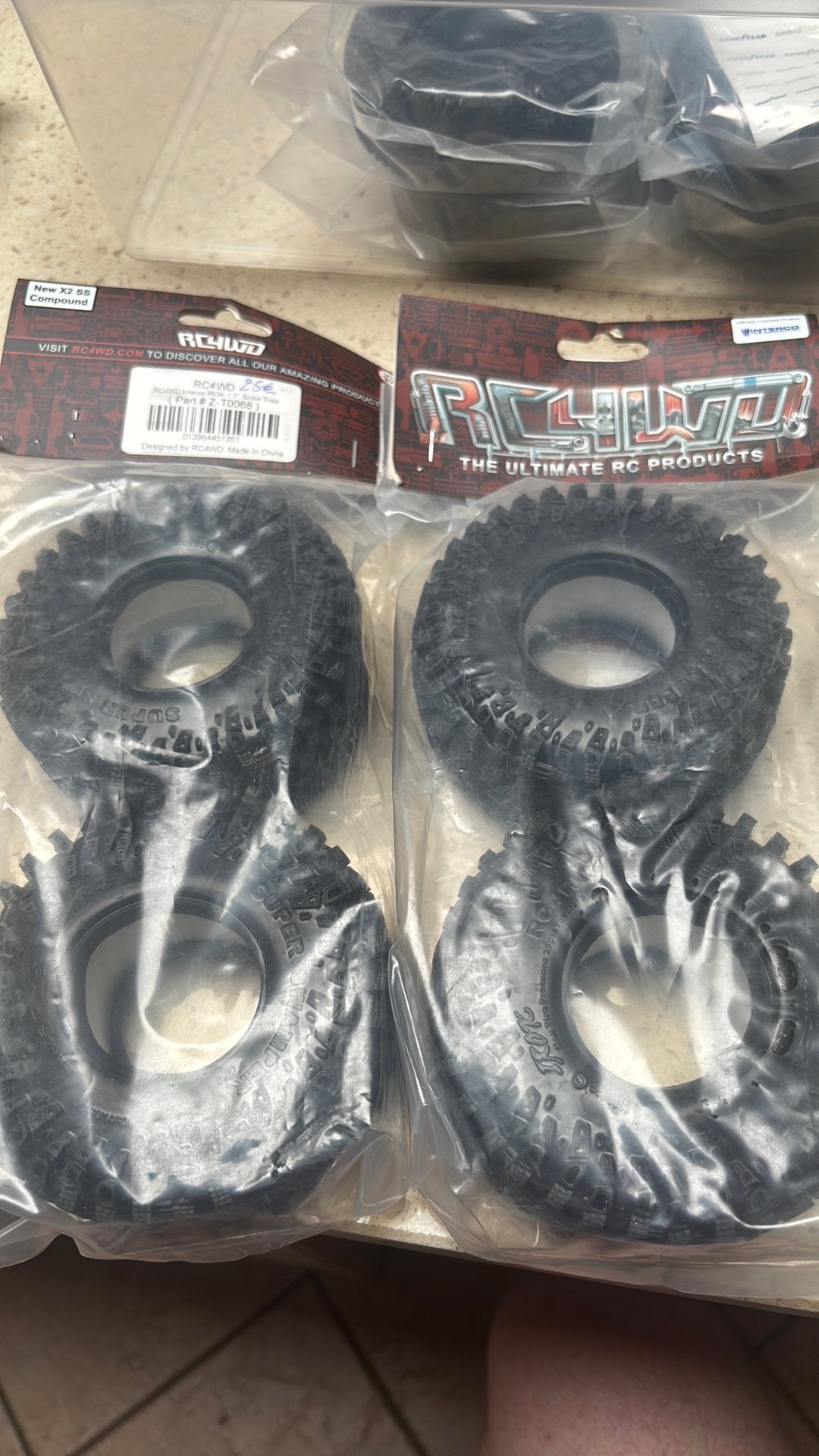 A vendre 2 paires de pneus 1,7rc4wd irok. Neuf ., Enlèvement ou Envoi, Neuf, Pièce