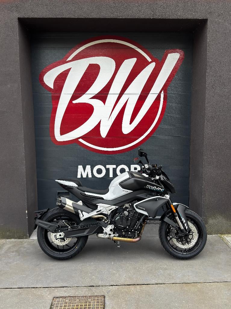 800NK Sport Nebula White @ BW Motors Mechelen, Motoren, Traction Control, 2 cilinders, Nieuw, Bedrijf