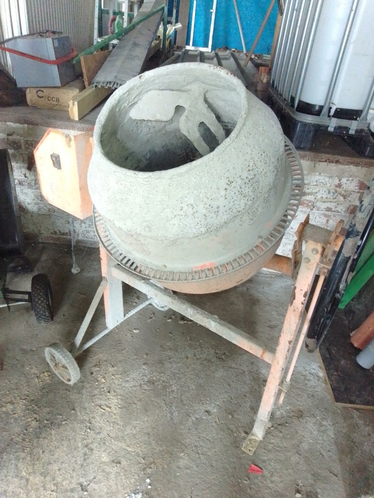 2 betonmolens, Ophalen