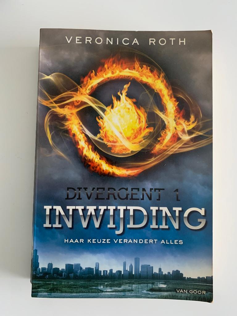 Inwijding Divergent 1 Veronica Roth, Boeken, Ophalen of Verzenden, Gelezen