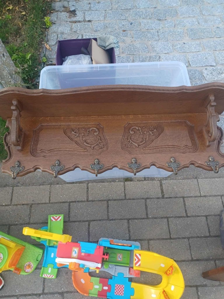 Porte manteau en chêne, Enlèvement