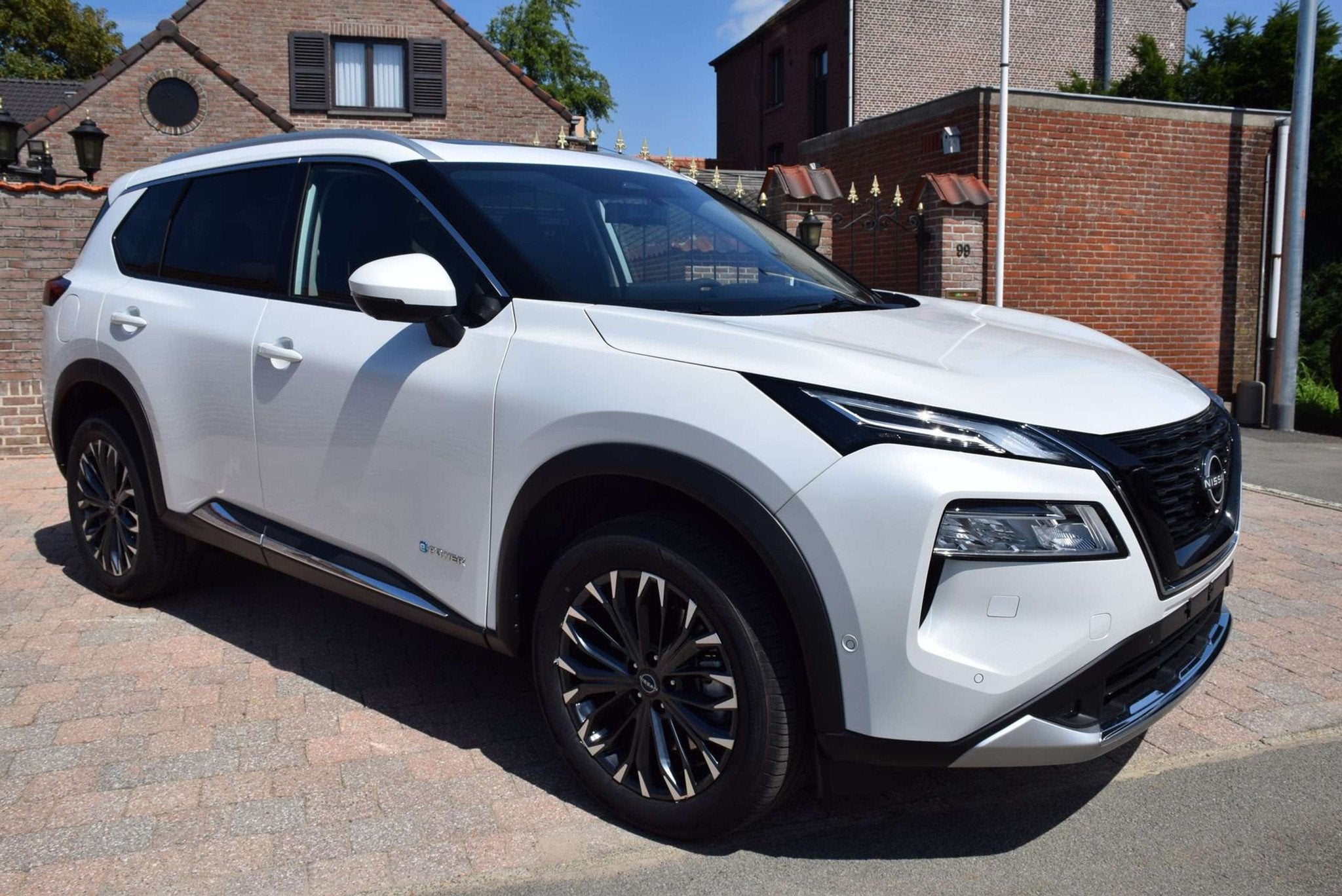 Nissan X-Trail e-POWER Tekna+ (automaat), 1497 cc, Zwart, Wit, Leder