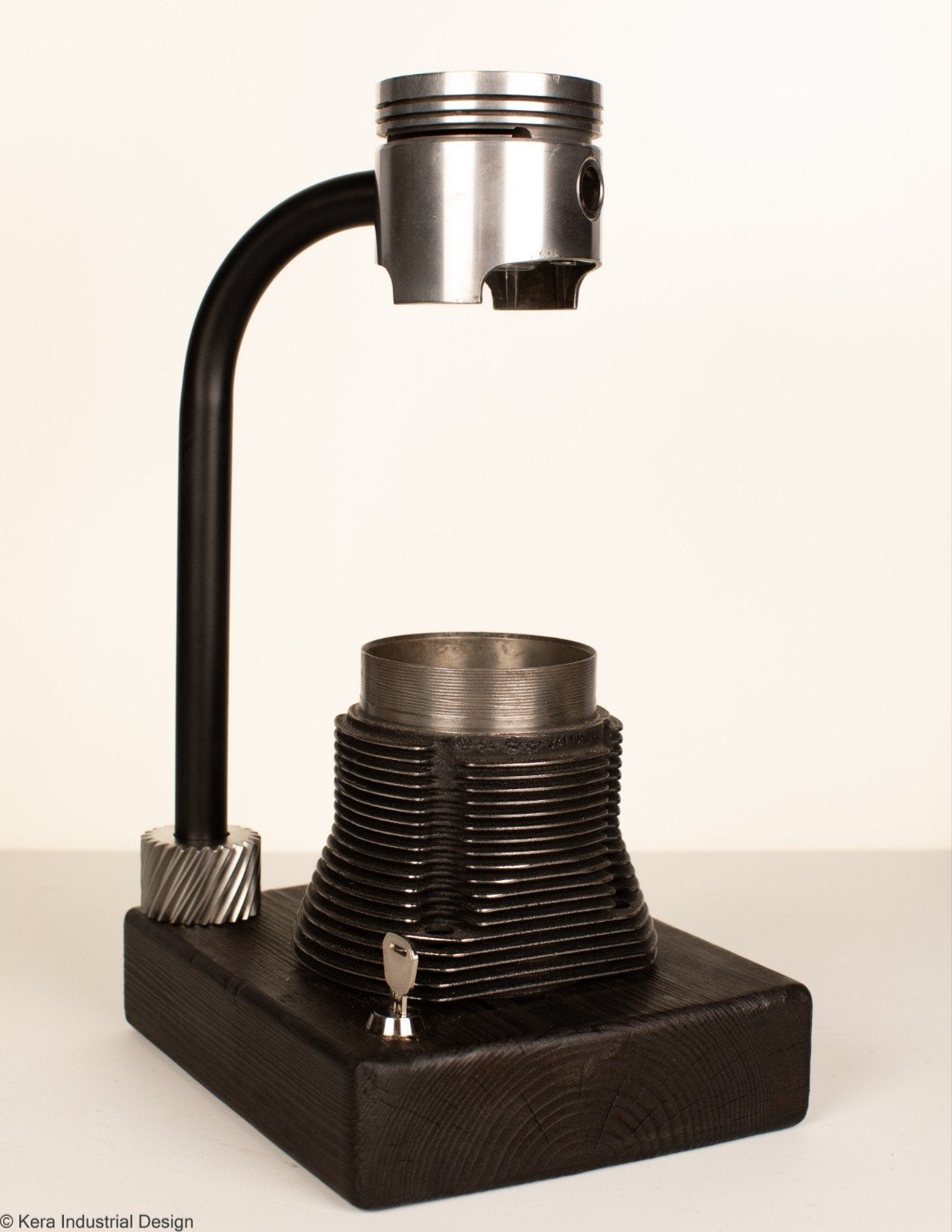Handgemaakte industriële lamp – VW Kever cilinder & piston, Huis en Inrichting, Bureaulamp, Nieuw, Ophalen of Verzenden, Zwart