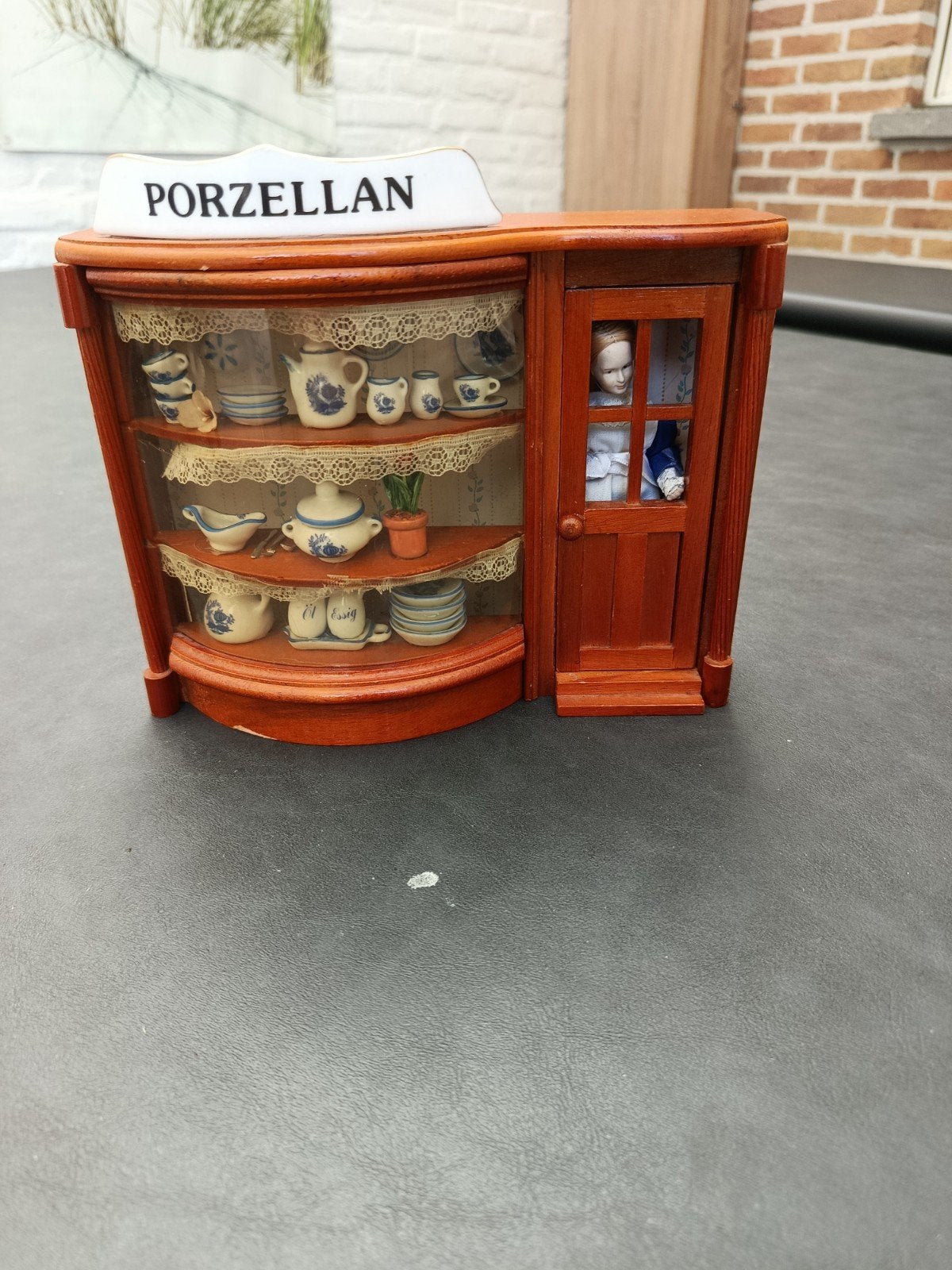 Miniatuur porselein winkel, Enlèvement