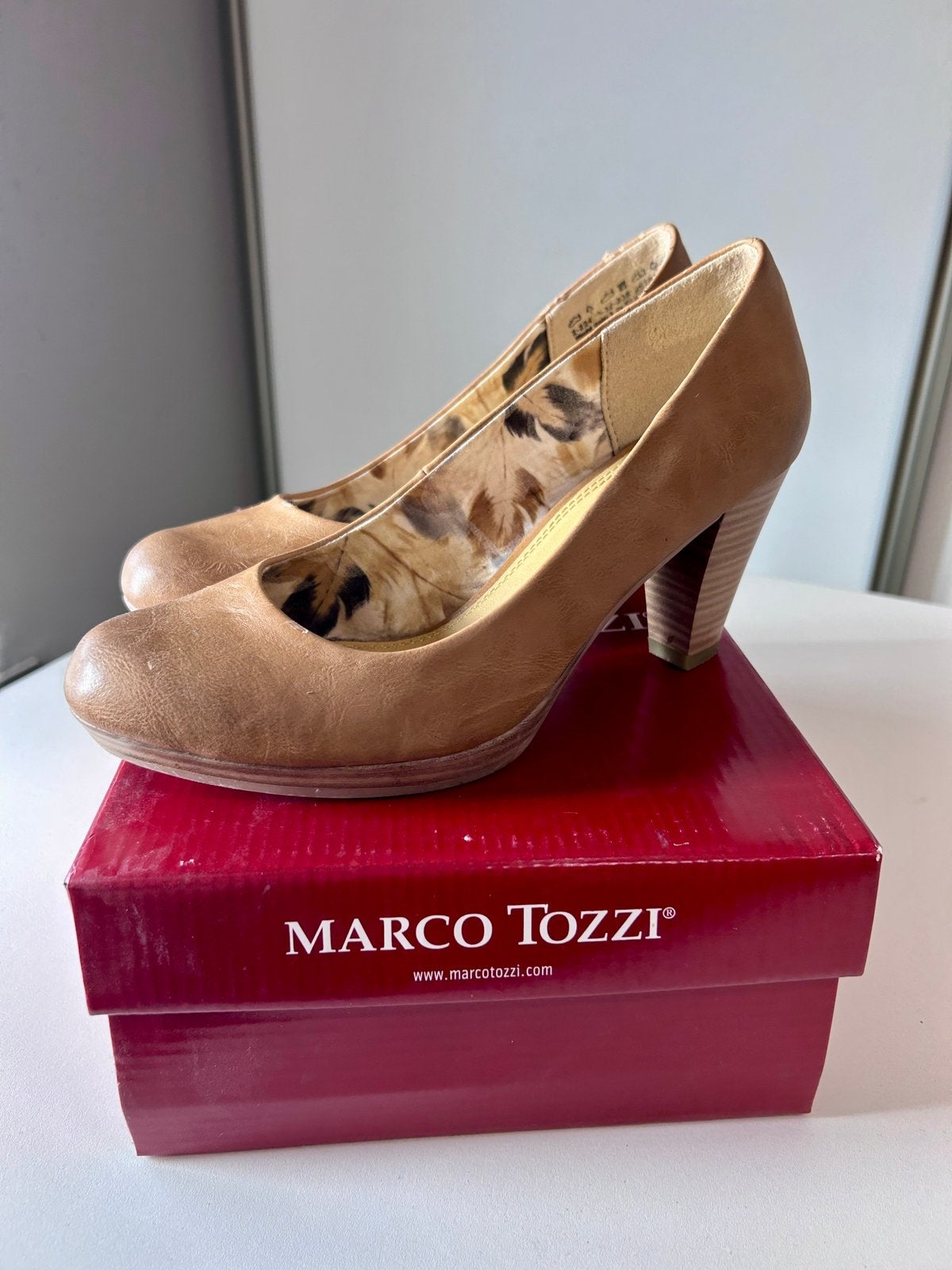 Bruine pums Marco Tozzi maat 38, Pumps, Bruin, Ophalen of Verzenden, Zo goed als nieuw