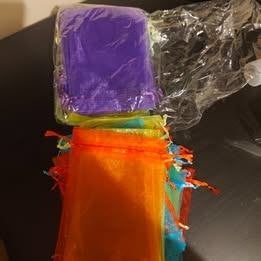 Grote, vrolijke stapel organza zakjes in opvallende kleuren., Ophalen of Verzenden, Nieuw