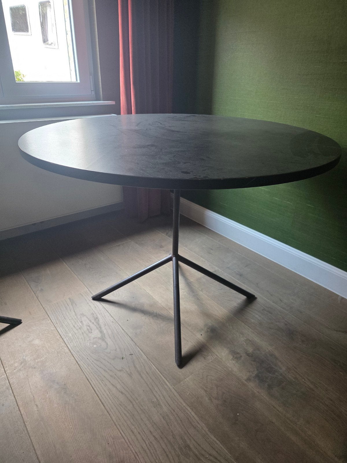 Ronde tafel dia 110, Ophalen, Meubilair