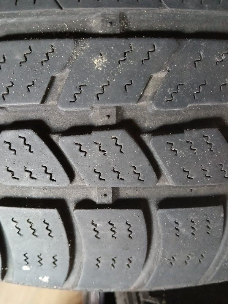 Lot de 4 pneus hiver 205/50 R17, Autos : Pièces & Accessoires, Pneus & Jantes, Pneus hiver, Véhicule de tourisme, 205 mm, Enlèvement