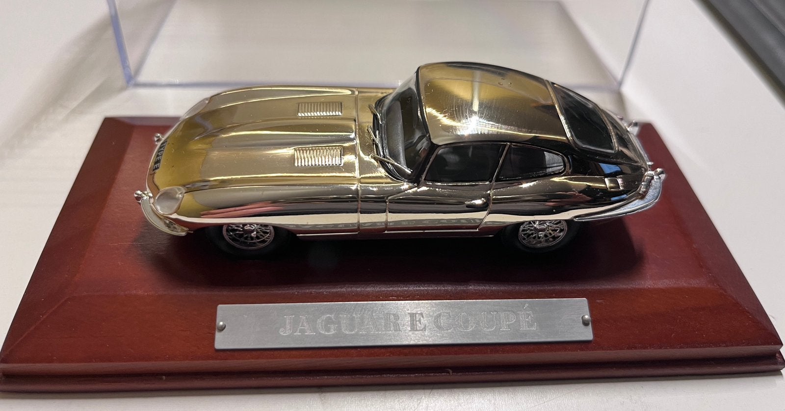 1/43 Jaguar Type E Coupé. Collection voiture dorée., Enlèvement, Utilisé, Voiture