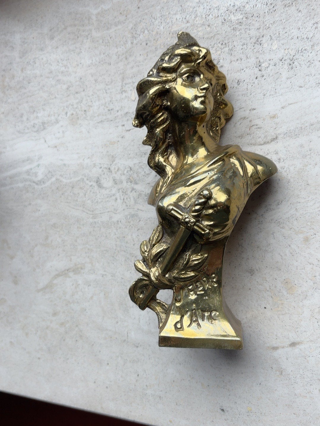 antieke buste van Jeanne d’Arc,, Collections, Broches, Pins & Badges, Enlèvement, Comme neuf