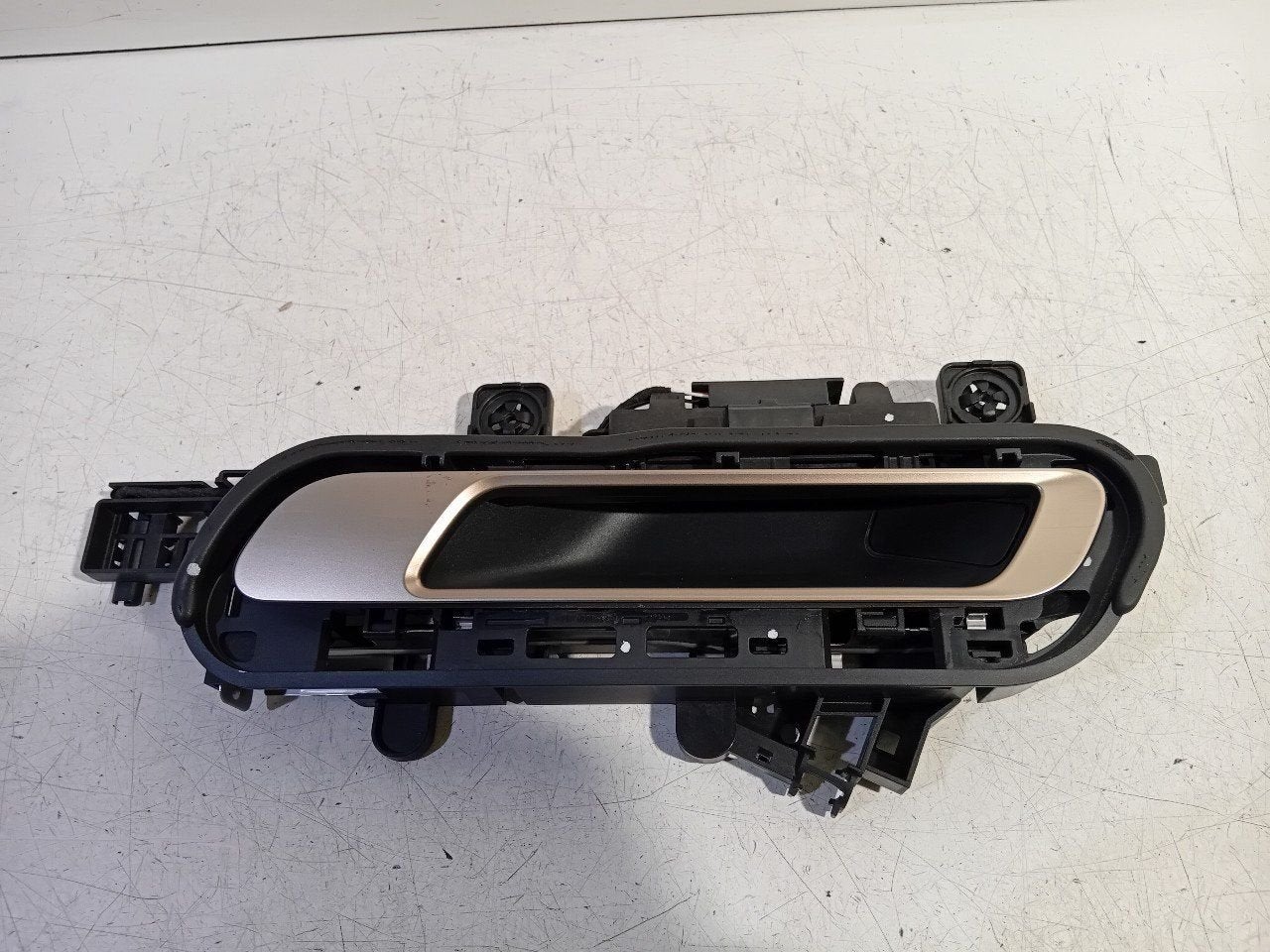 Portiergreep links achter BMW iX, Auto-onderdelen, Onderdelen@venauto.nl, Van der Ven Autorecycling B.V., Gebruikt, Ettenseweg 76, 4706 PB Roosendaal, The Netherlands