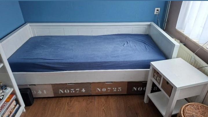 Bed met bijpassend nachtkastje en hangkast, Kinderen en Baby's, Kinderkamer | Bedden, Ophalen of Verzenden