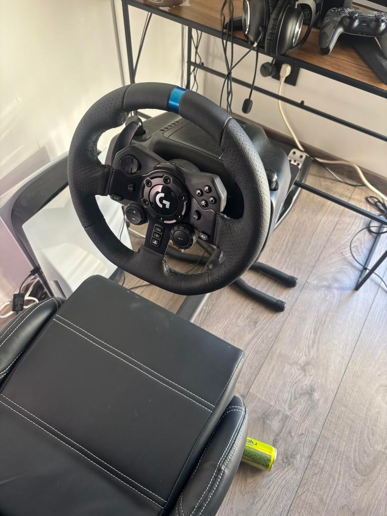 Volan logitech plus pédaliers siege de simulation, Enlèvement, Comme neuf