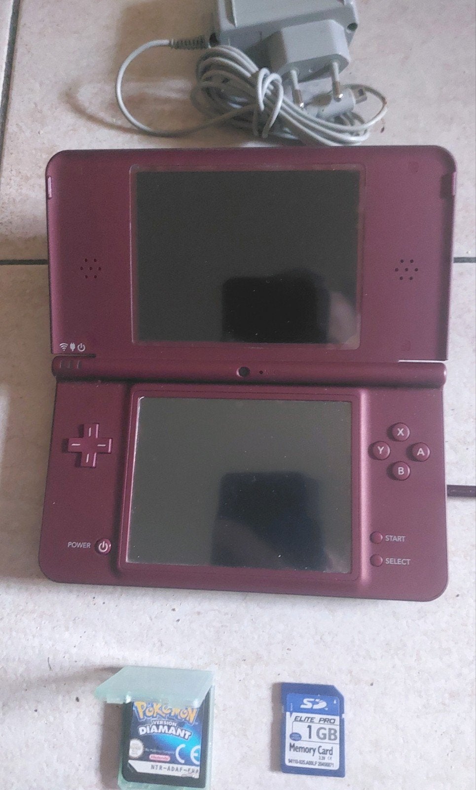 DSi-XL rouge bordeaux. Parfait état. Avec diamant en version, Consoles de jeu & Jeux vidéo, Rouge, Enlèvement ou Envoi, Reconditionné