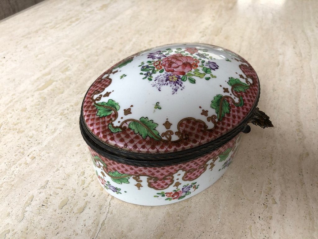 Potje met vasthangend dekseltje in porselein., Enlèvement