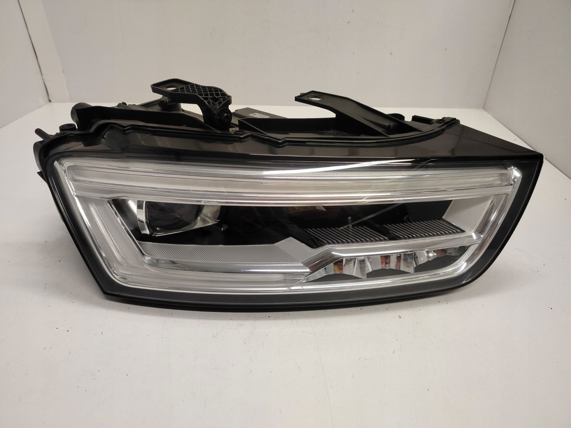 Phare droit Audi Q3 8U0941034, Autos : Pièces & Accessoires, AUDI AG, Auto-Union-Strasse 1
85045  Ingolstadt, DE, Audi, Utilisé