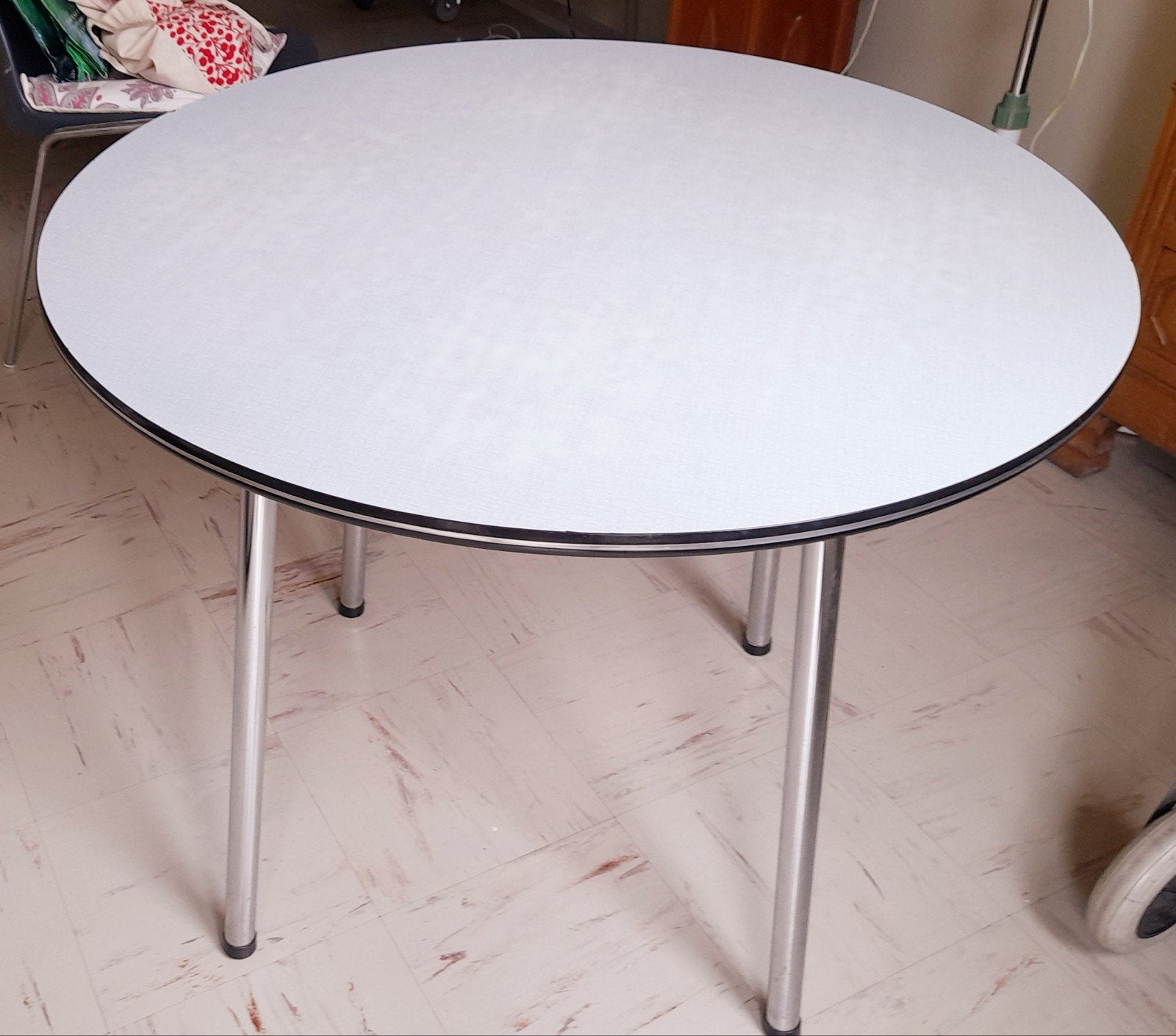Table ronde pieds aluminium plateau formica gris, Enlèvement, Utilisé