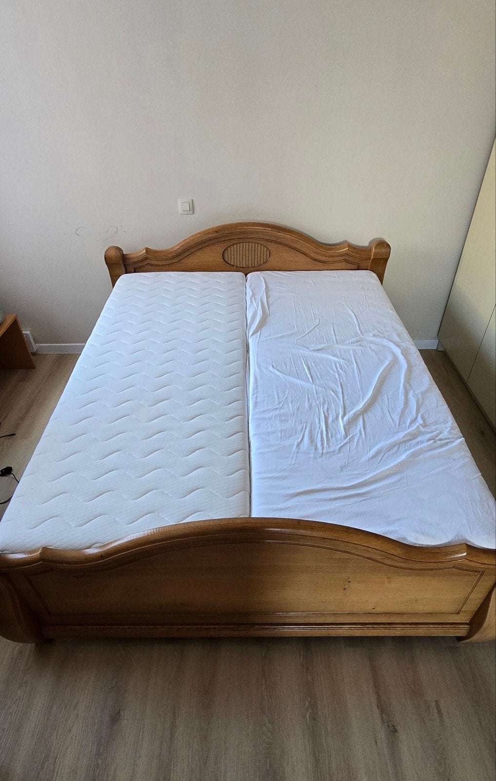 Lit en chêne 160x210 avec 2 matelas et 2 tables de chevet, Enlèvement