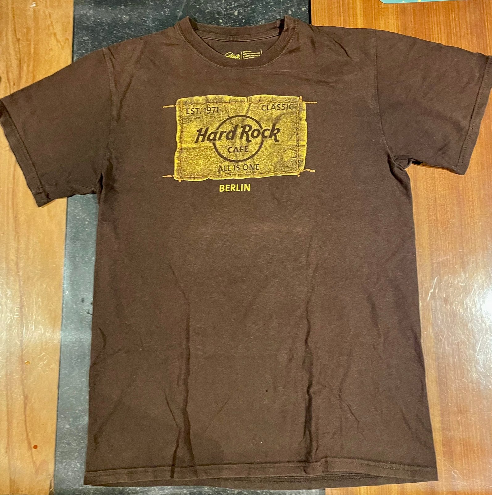 Originele t-shirt bruin Hard Rock Cafe Berlijn medium, Ophalen of Verzenden, Zo goed als nieuw, Maat 48/50 (M), Bruin