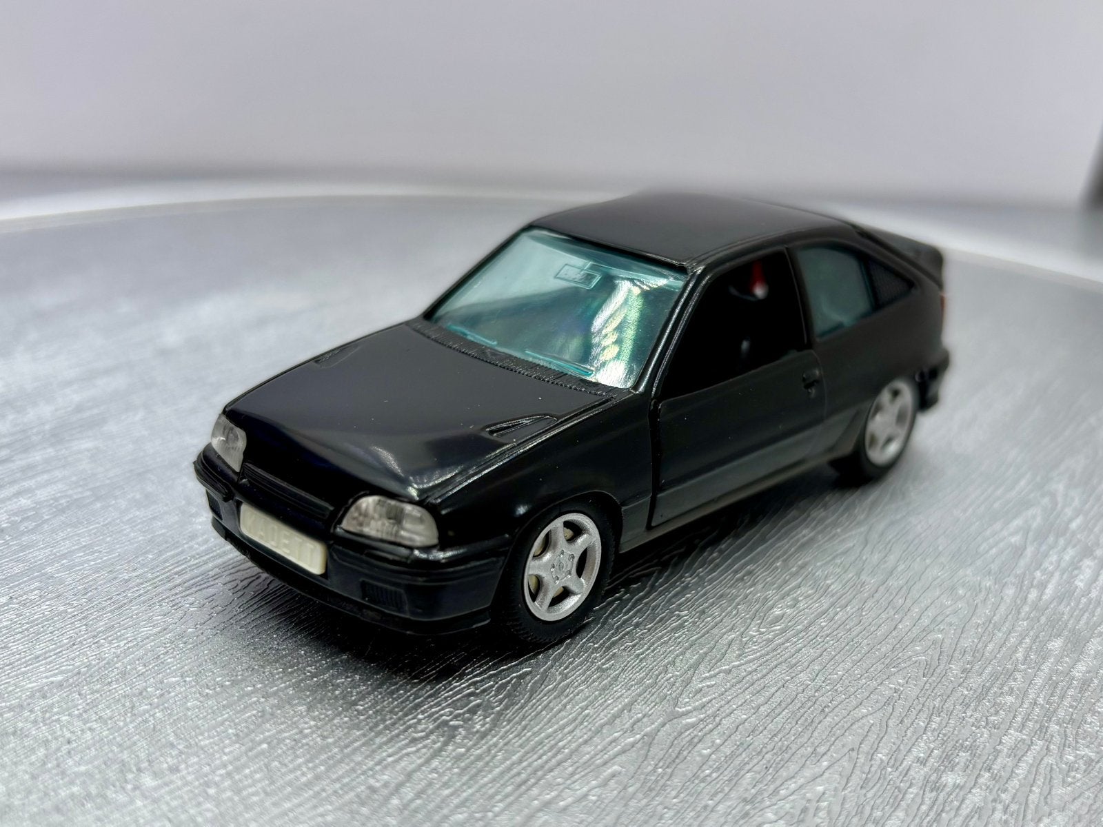 1:43 opel kadett gsi, Enlèvement ou Envoi, Comme neuf