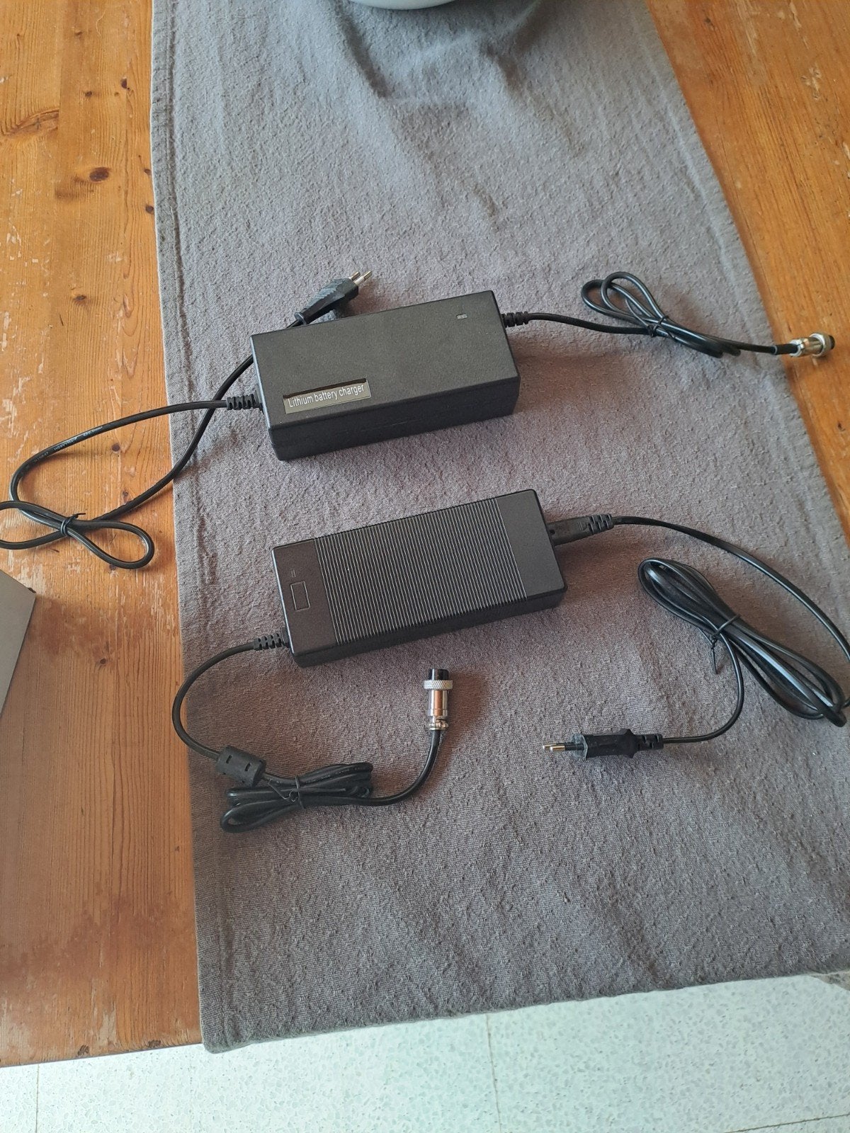 Chargeur 60V 2A pour trottinette électrique Vsett10, Vélos & Vélomoteurs, Accessoires vélo | Batteries de vélo, Comme neuf, Enlèvement
