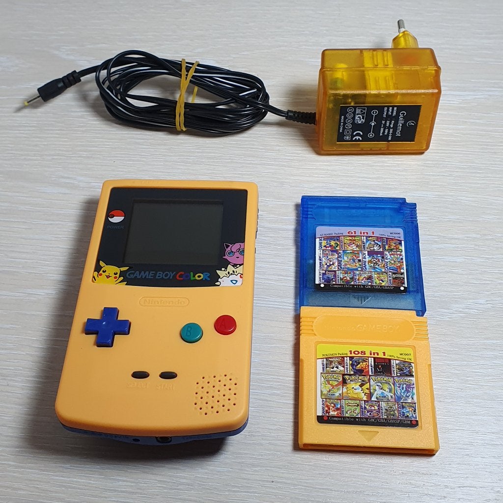 Gameboy Color Pikachu Edition + adapter & 2 games, Consoles de jeu & Jeux vidéo, Enlèvement ou Envoi, Comme neuf, Game Boy Color