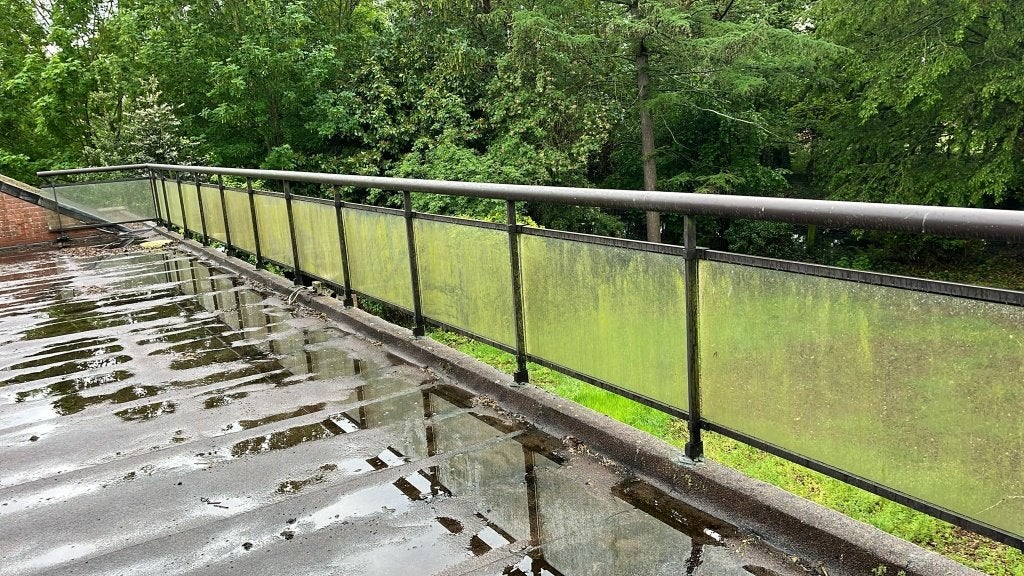 Oerdegelijke ijzeren ballustrade met glazen panelen 15 meter, Ophalen, Gebruikt
