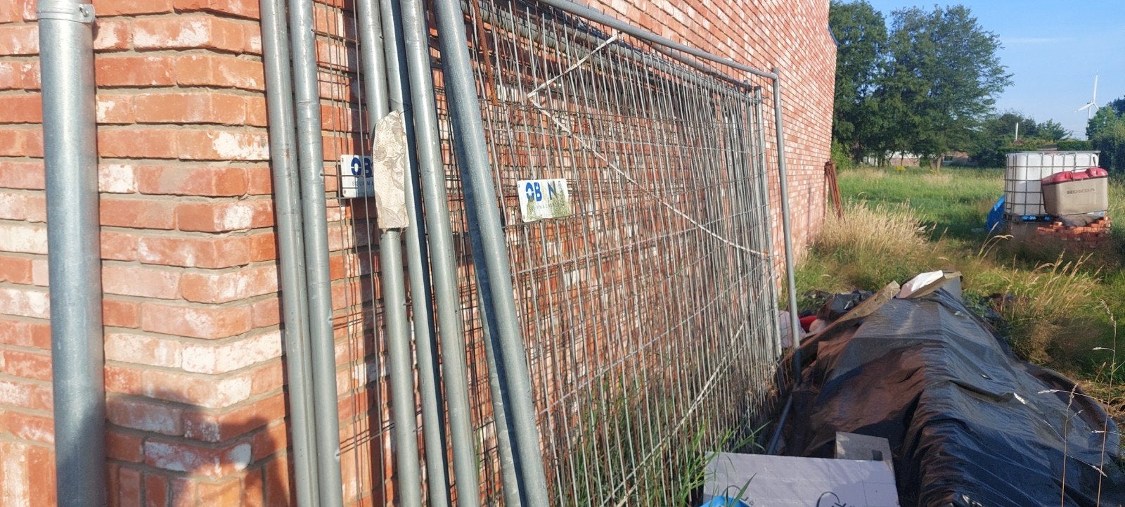 7 werfhekken en betonvoeten, Ophalen