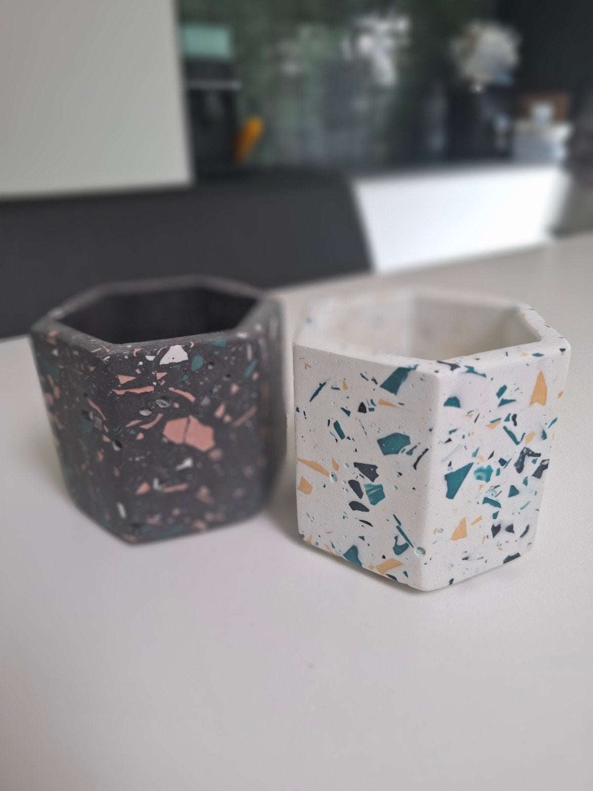 Lot de 2 pots de fleurs en terrazzo faits à la main/Hexagone, Enlèvement ou Envoi