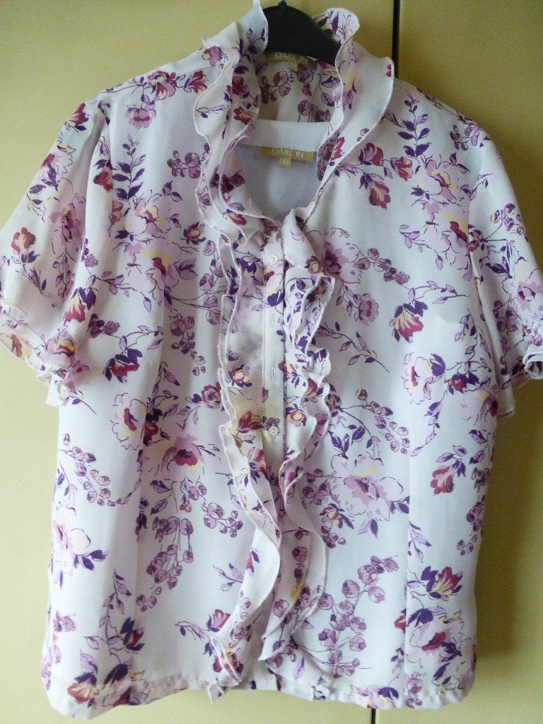 Ensemble Chemisier fleuri + Top blanc T :44, Enlèvement ou Envoi, Neuf, Taille 42/44 (L), Autres couleurs