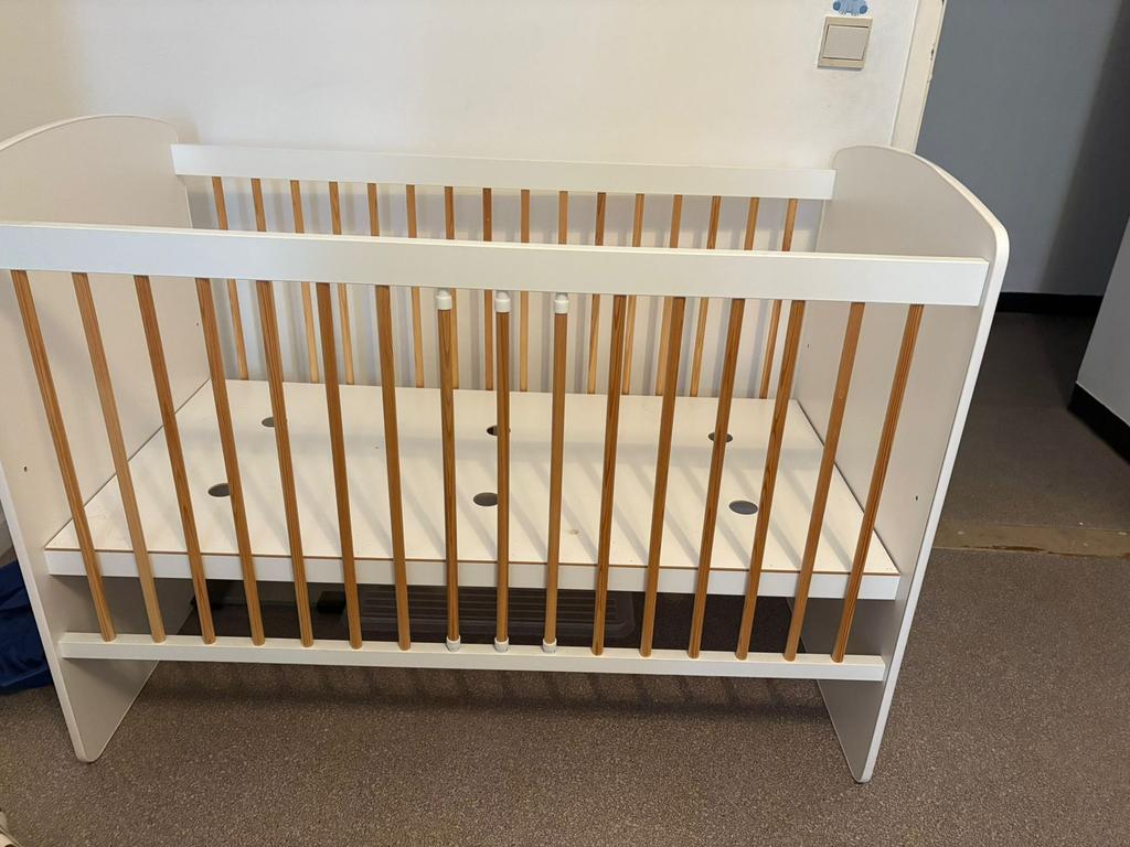 Babybed / kinderbed wit, zeer goede staat, Kinderen en Baby's, Babywiegjes en Ledikanten, Zo goed als nieuw, Ophalen of Verzenden