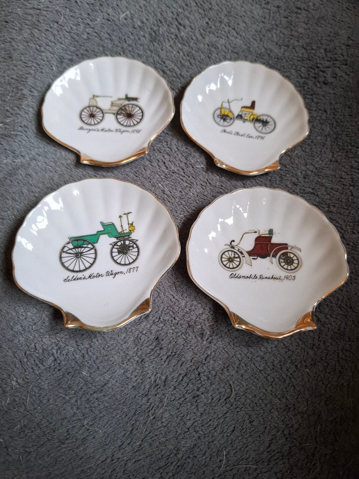 Quatre plats vintage en porcelaine, Antiquités & Art, Enlèvement ou Envoi