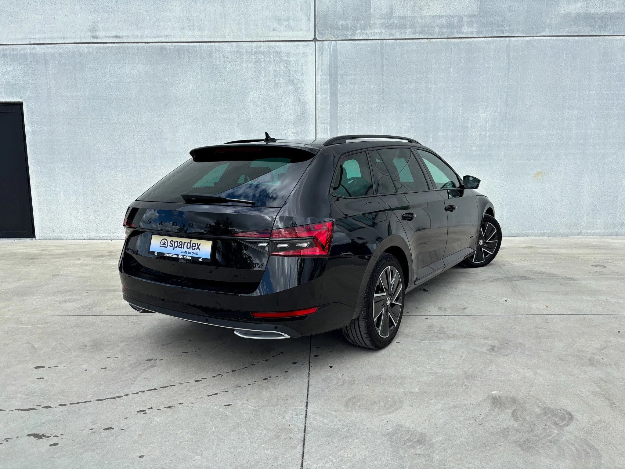 Skoda Superb Combi | Leasing (bj 2023, automaat), Automaat, Gebruikt, Euro 6, Zwart