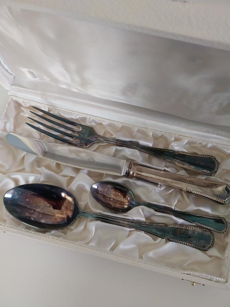 Bestekset in etui, Enlèvement