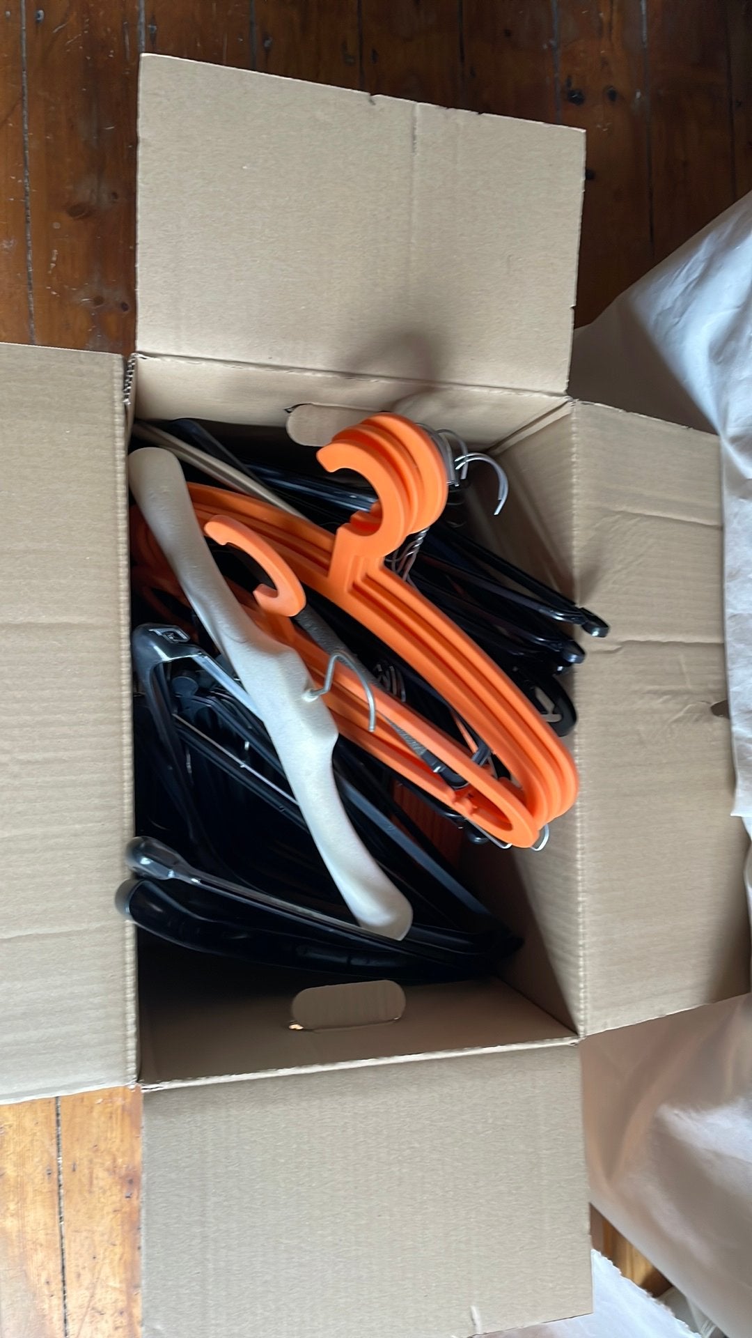 gratis op te halen, verhuisdoos vol kledinghangers, Ophalen, Zo goed als nieuw, Kunststof