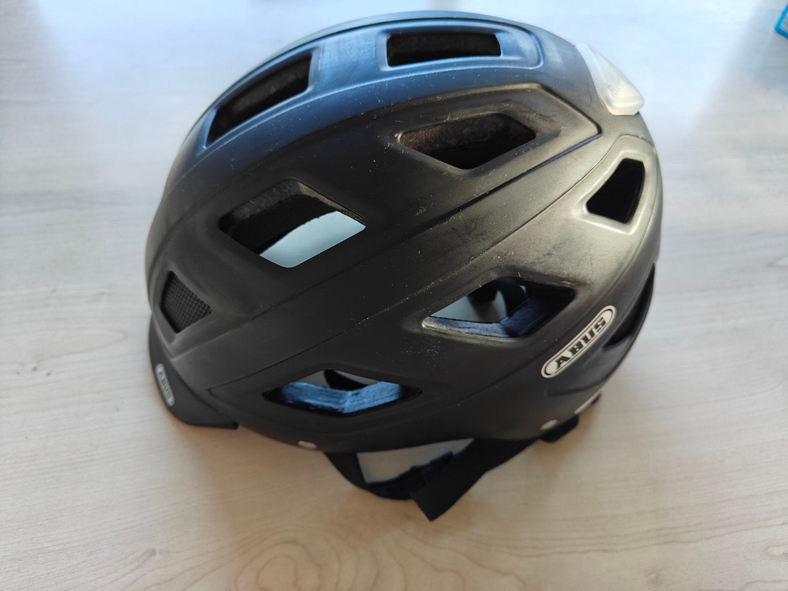 Fietshelm Abus, maat 58-63 cm, zwart met led licht, Fietsen en Brommers, Ophalen of Verzenden