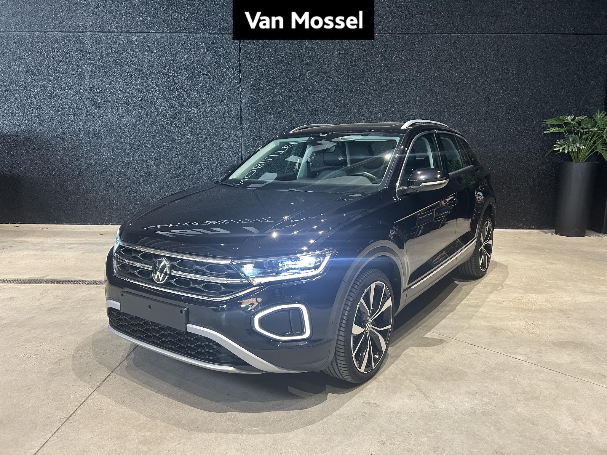 Volkswagen T-Roc 1.5 TSI Life DSG NAVI | CAMERA | PANO DAK, Auto's, Stof, 110 kW, 4 cilinders, Zwart