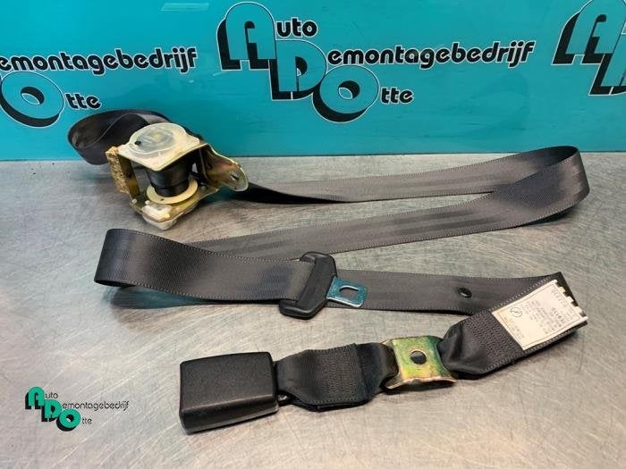 Veiligheidsgordel midden-achter van een Lexus IS 200 (IS 200, Gebruikt, -, -, -