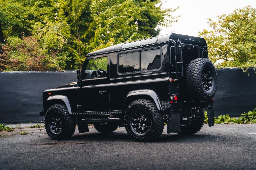 Land Rover Defender 90 // FULL BLACK // EX BTW, Auto's, Stof, Radio, Zwart, Vierwielaandrijving