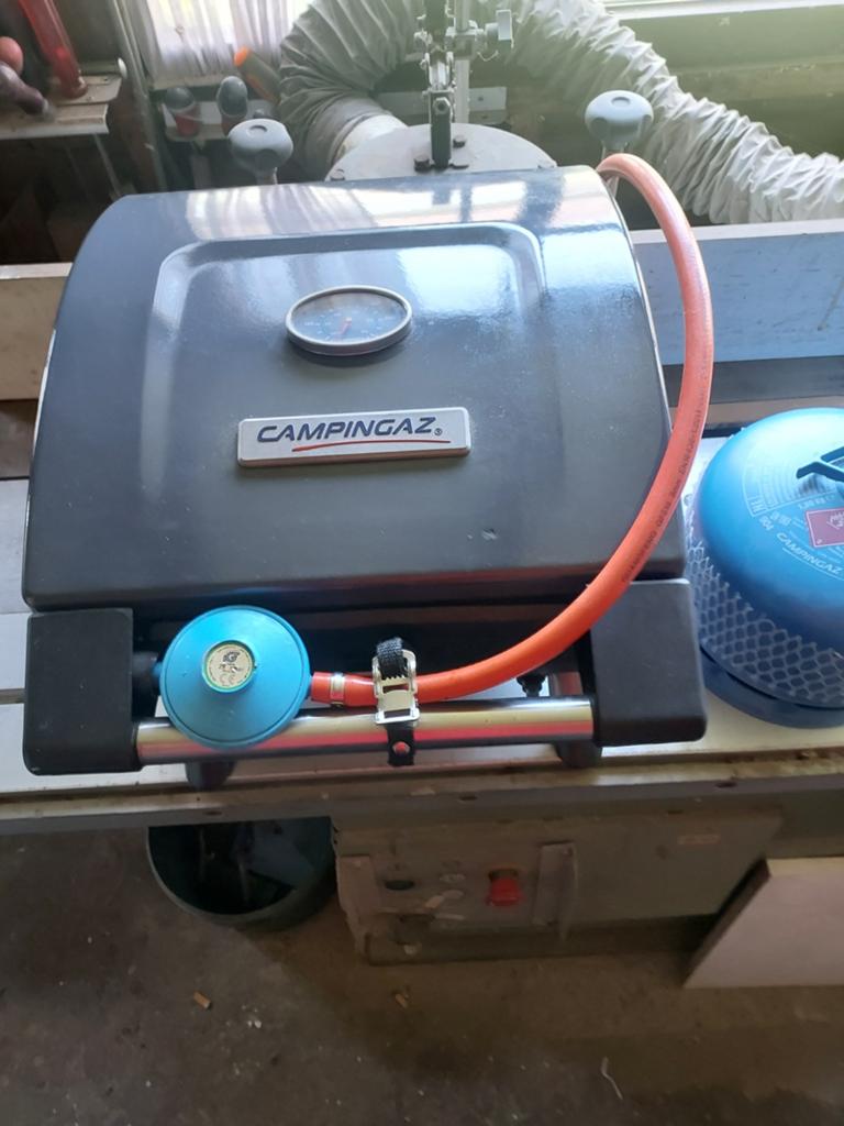 Barbecue à gaz en bon état 2 bouteilles de gaz 1 pleine 1 vi, Enlèvement