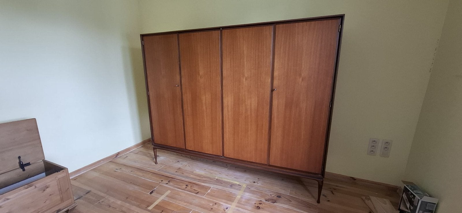 Vintage kleerkast, Ophalen