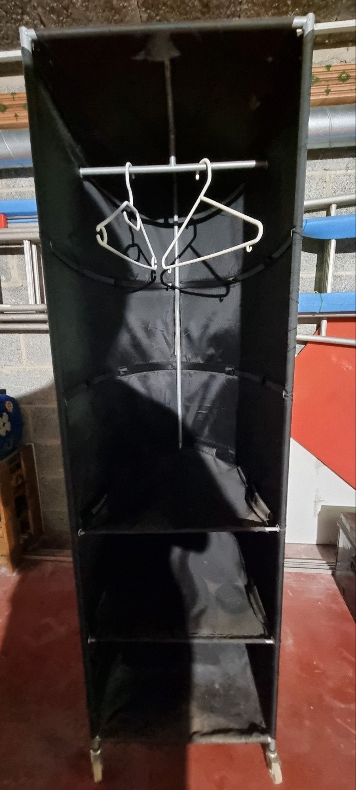 Petite armoire porte manteau à roulettes en toile noire avec, Enlèvement