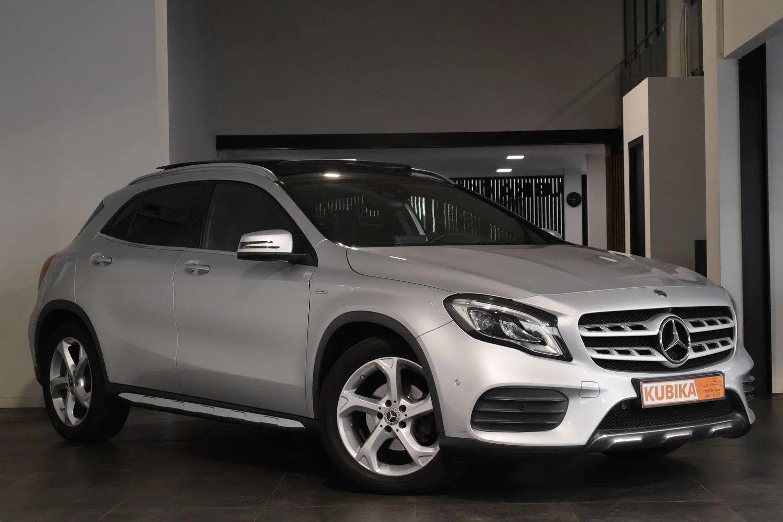 Mercedes-Benz GLA 200 Edition Pano 360 Navi ZetelV Leder G, Autos, Cuir, Argent ou Gris, Achat, Euro 6